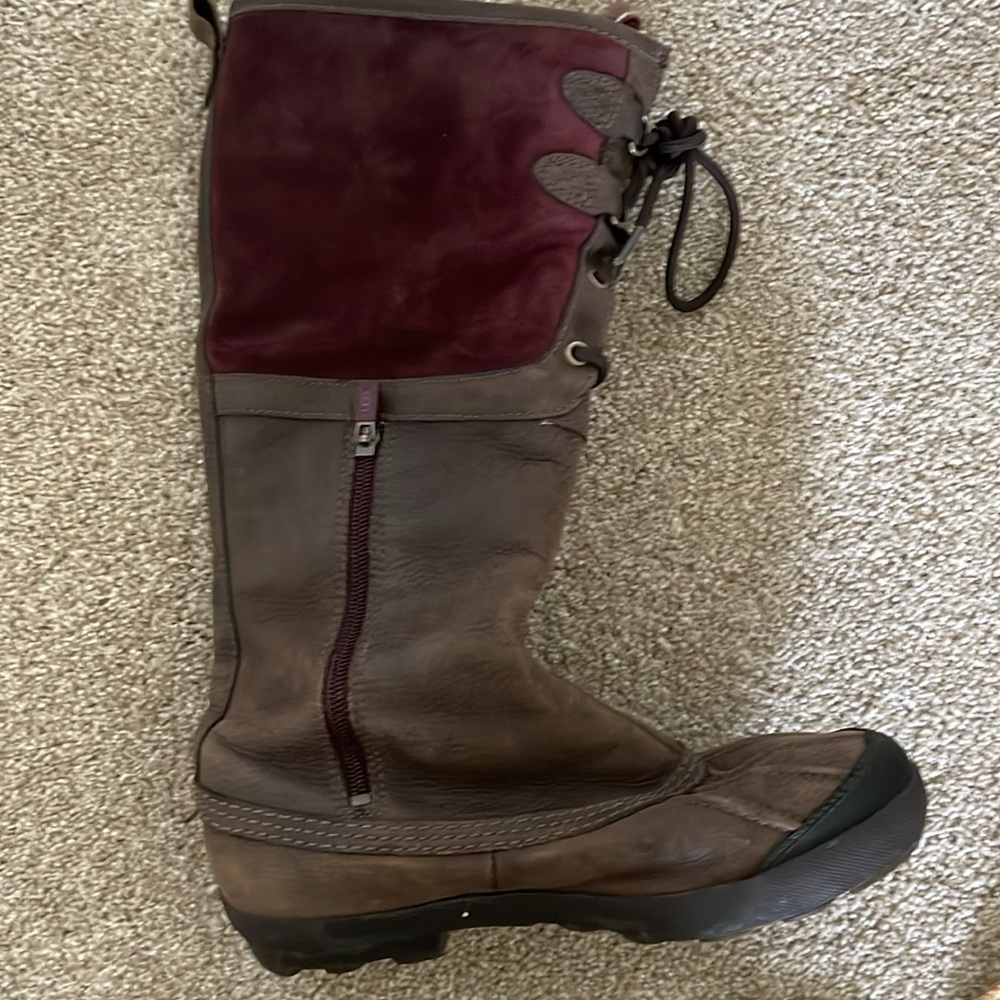 UGG Women’s size 10 snow boots (suede and leather) - Picture 9 of 12